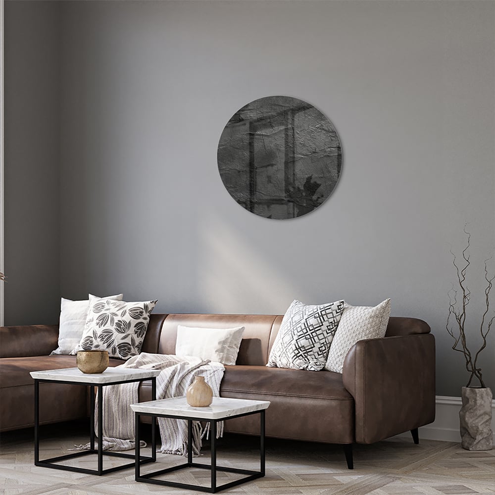 Abstract glazen schilderij in zwart en wit hangt aan de muur in een moderne woonkamer.