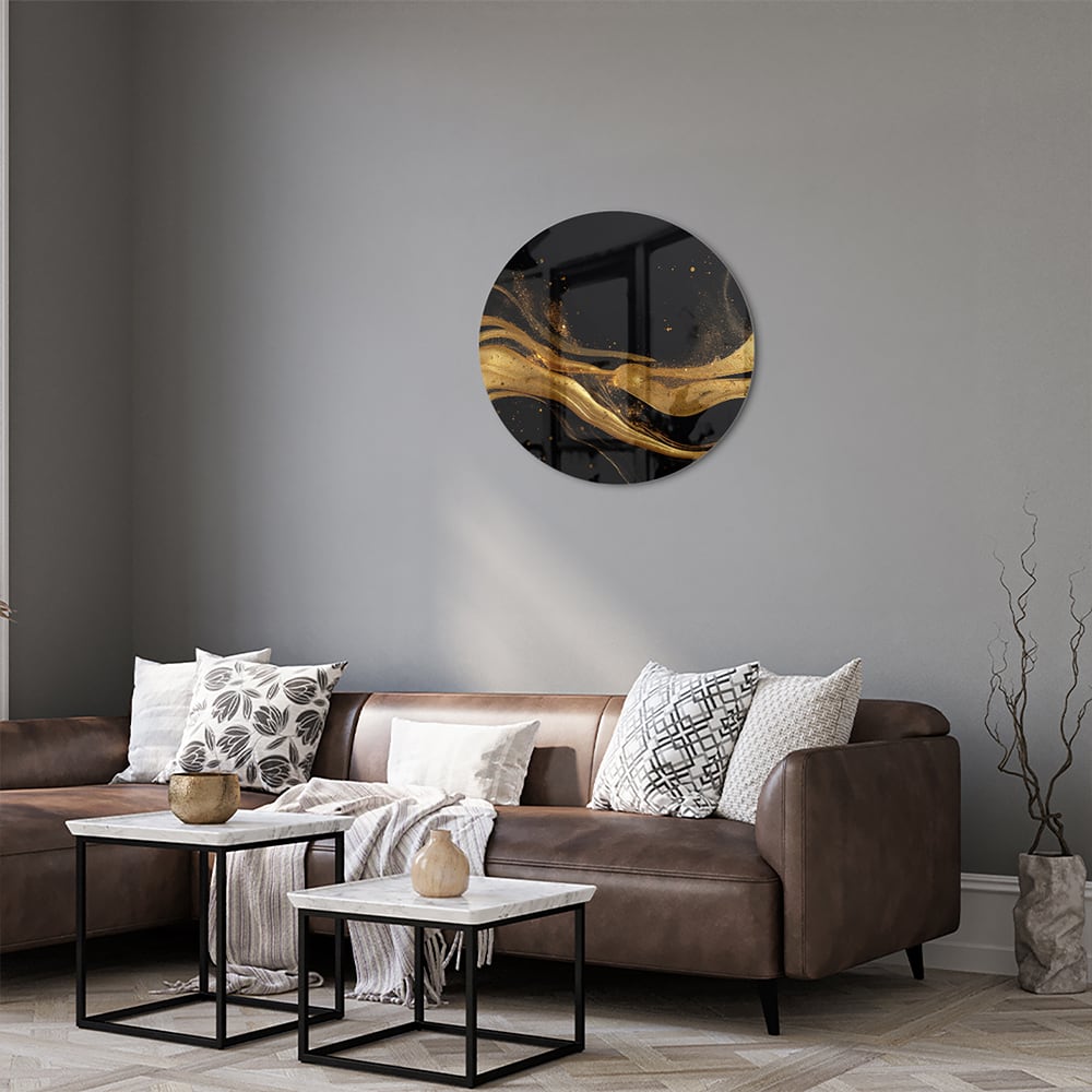 Glazen schilderij met gouden lijnen op een zwarte achtergrond, geschikt voor moderne interieurs.