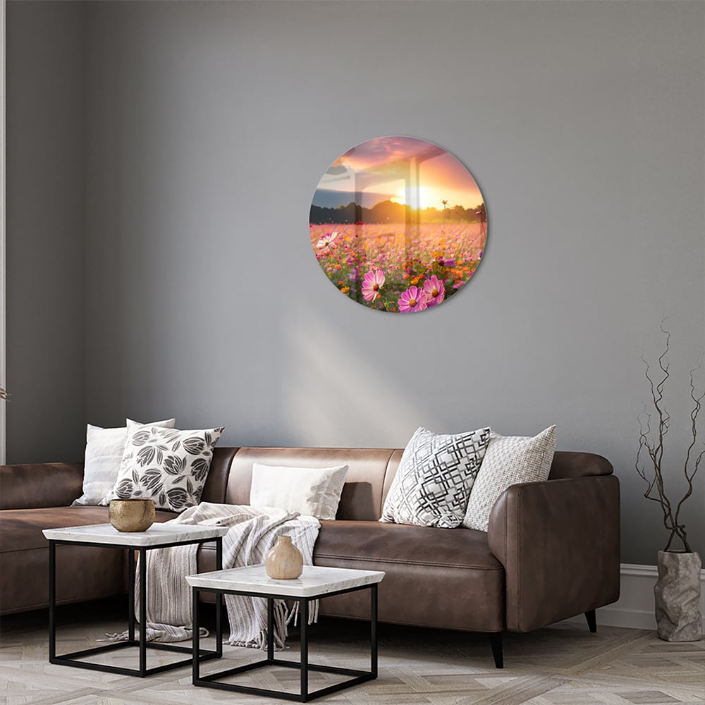 Glazen schilderij van een zonsondergang boven een kleurrijk bloemenveld.