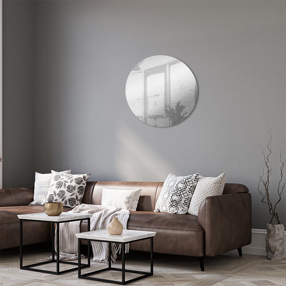 Minimalistisch glazen schilderij met reflecties in een sfeervolle kamer