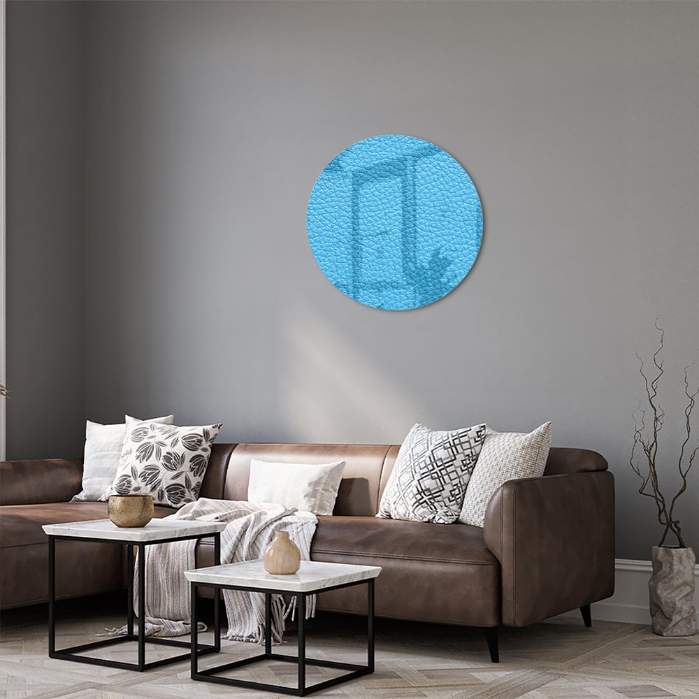 Blauw glazen schilderij met unieke textuur aan de muur in een moderne woonkamer