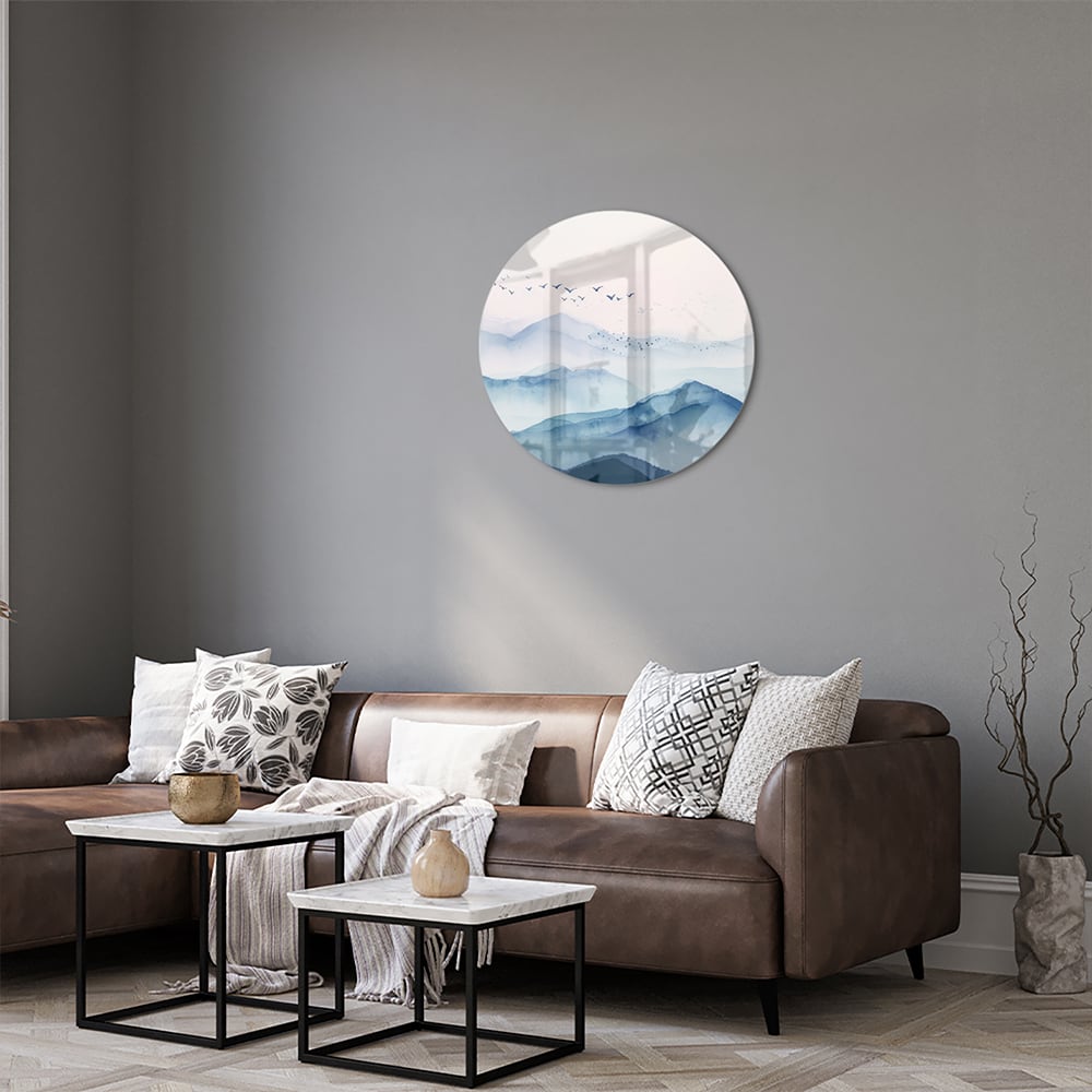 Glazen schilderij met blauwe bergen en pastelhemel, ideaal voor wanddecoratie.