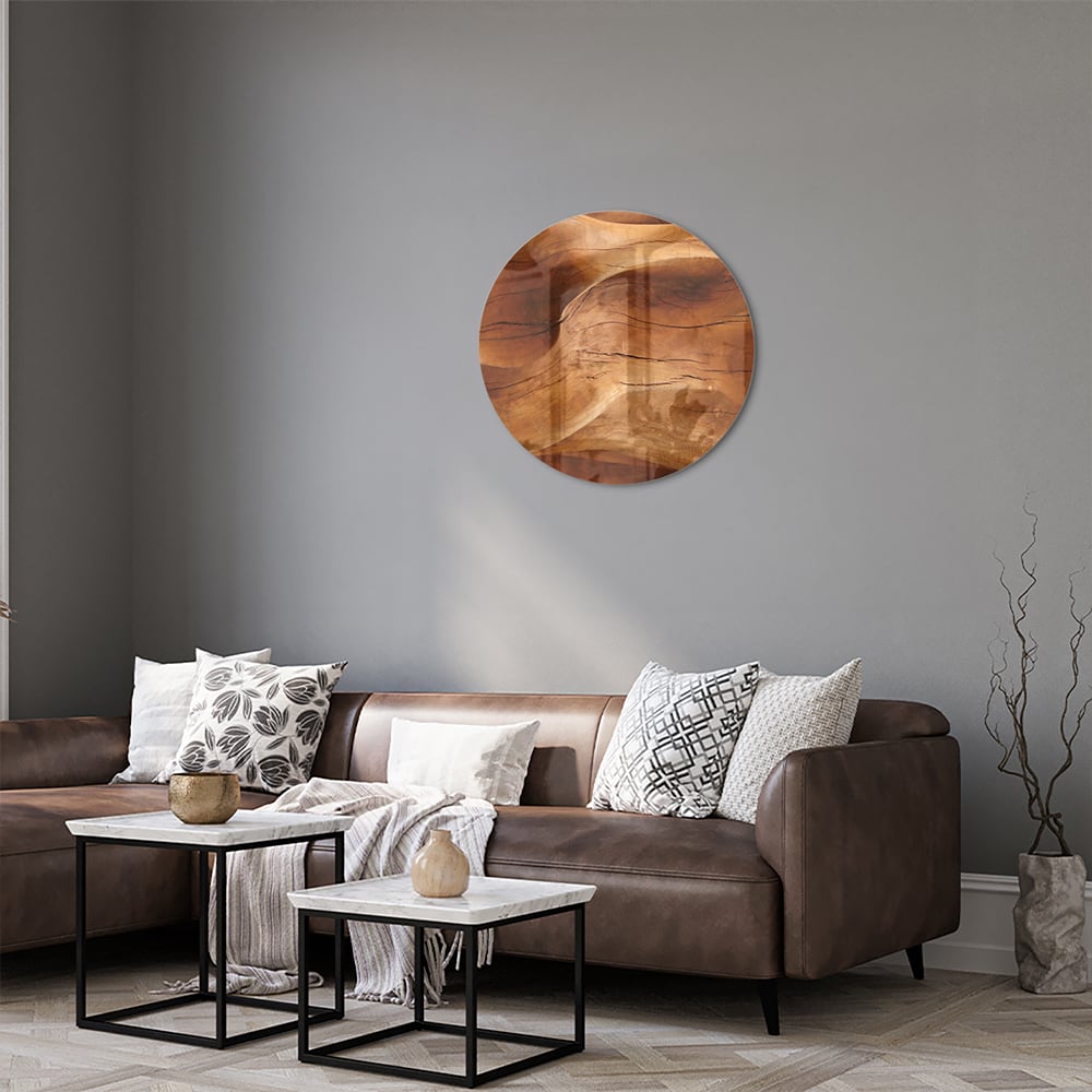 Abstract glazen schilderij met warme houttinten boven een moderne kast in een lichte woonkamer.