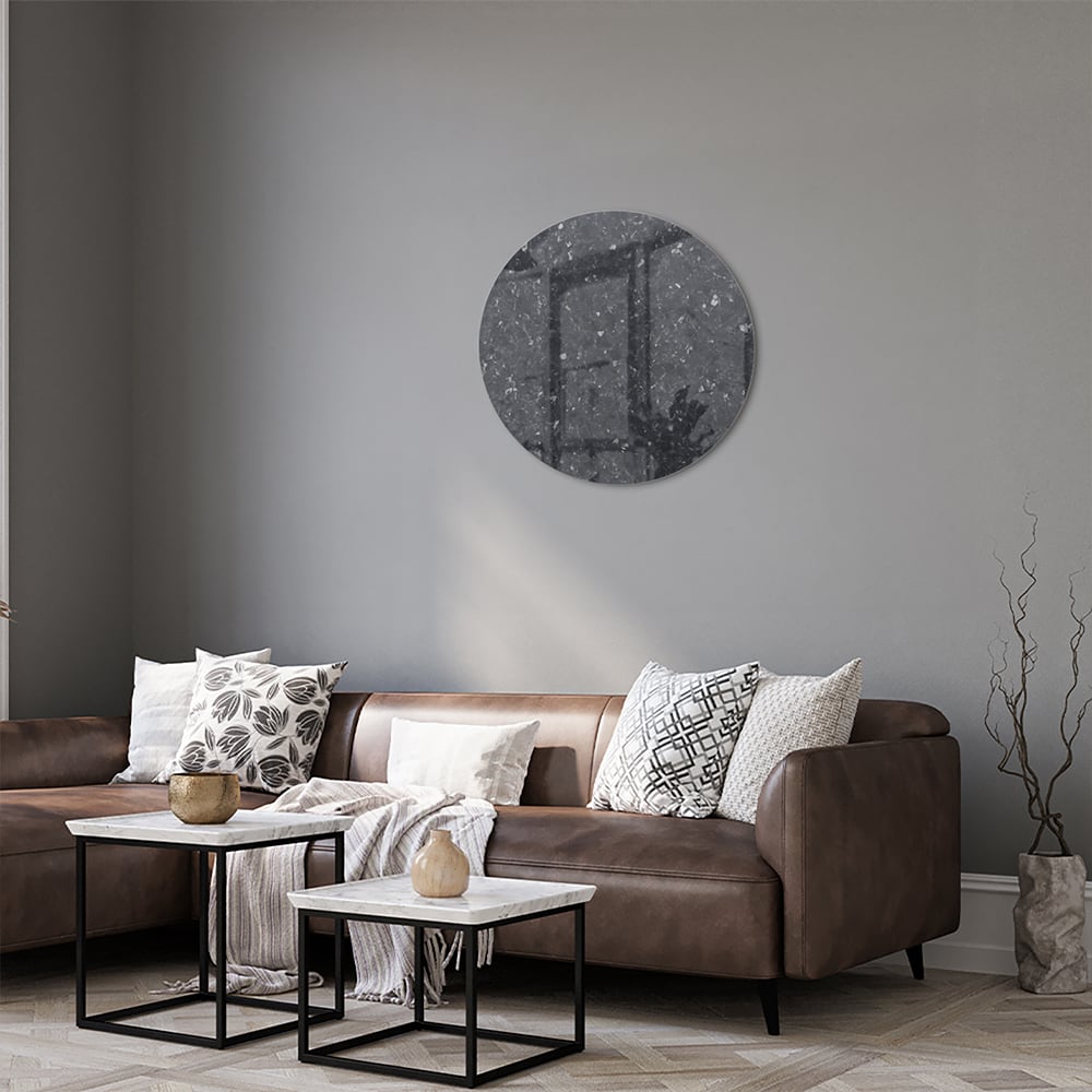 Elegant zwart glazen schilderij dat een moderne sfeer toevoegt aan een interieur.