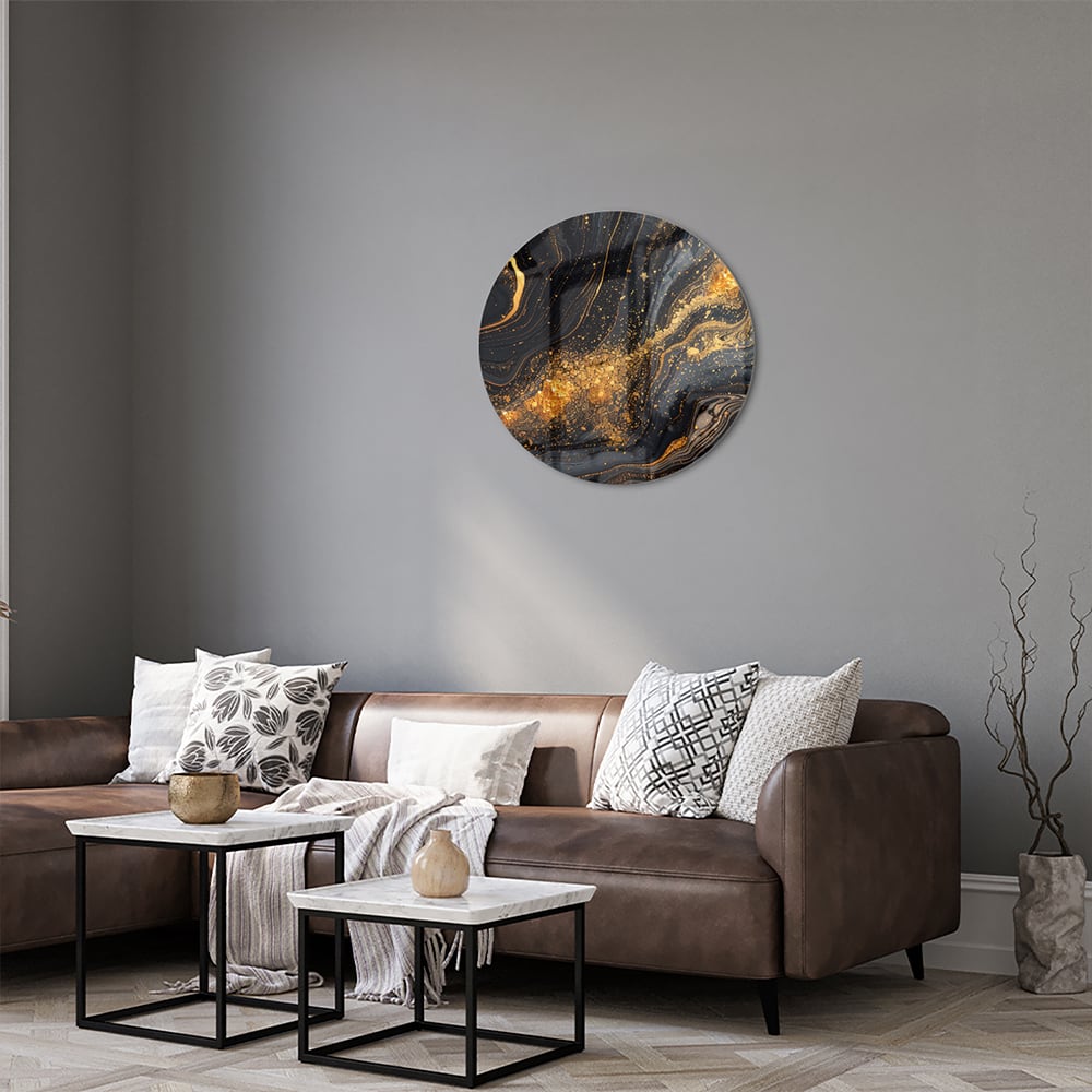 Glas schilderij met een zwart en gouden marmerdesign aan de muur in een moderne woonkamer