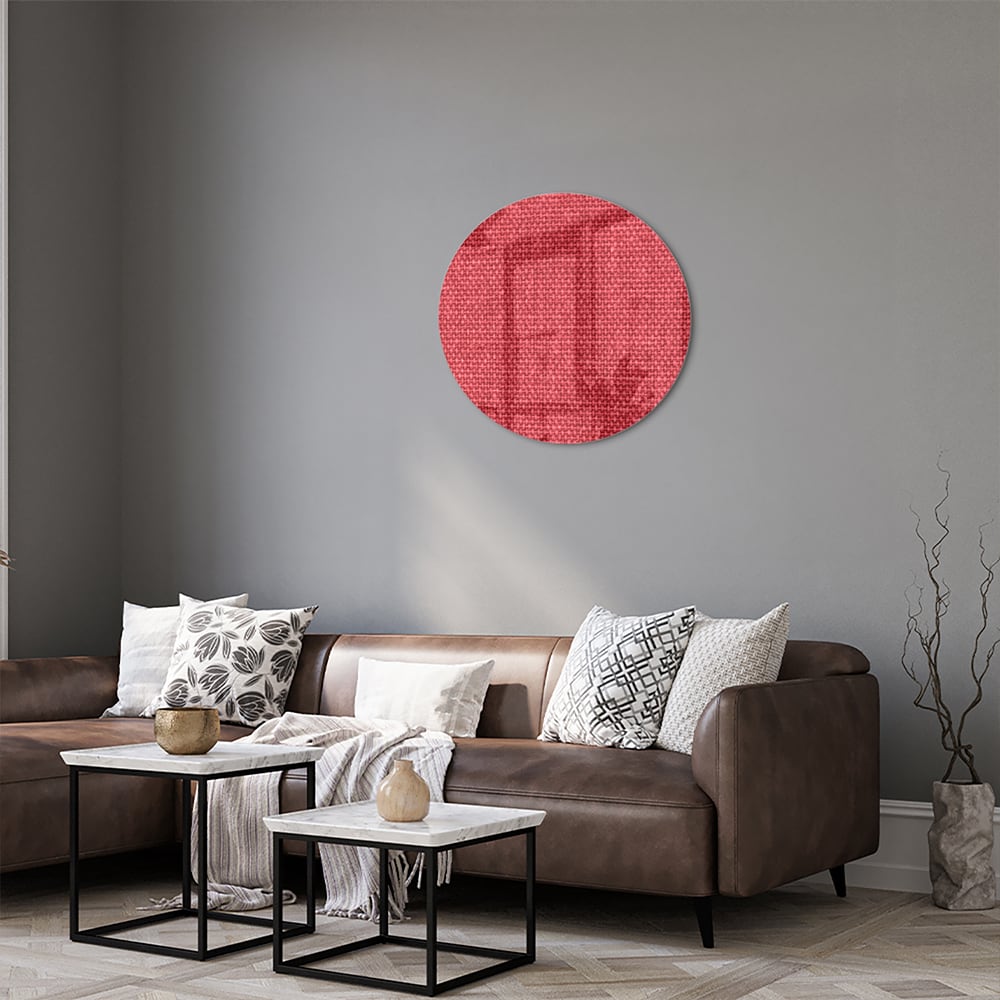 Modern glazen schilderij in helder rood aan de muur boven een licht houten kast.