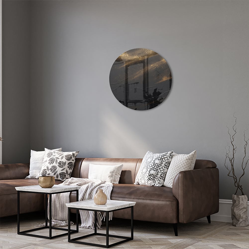 Elegant zwart glazen schilderij met gouden accenten aan de muur.