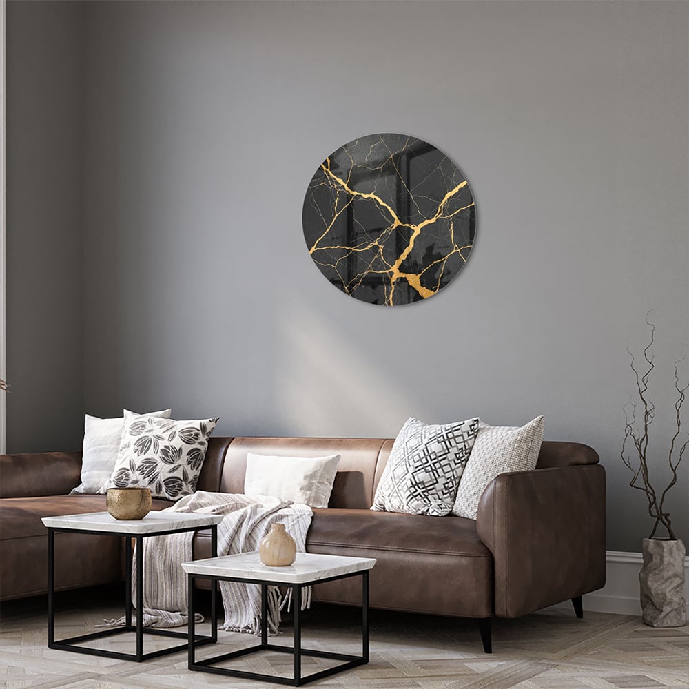 Glazen schilderij in zwart met gouden aderen, hangt aan een muur.