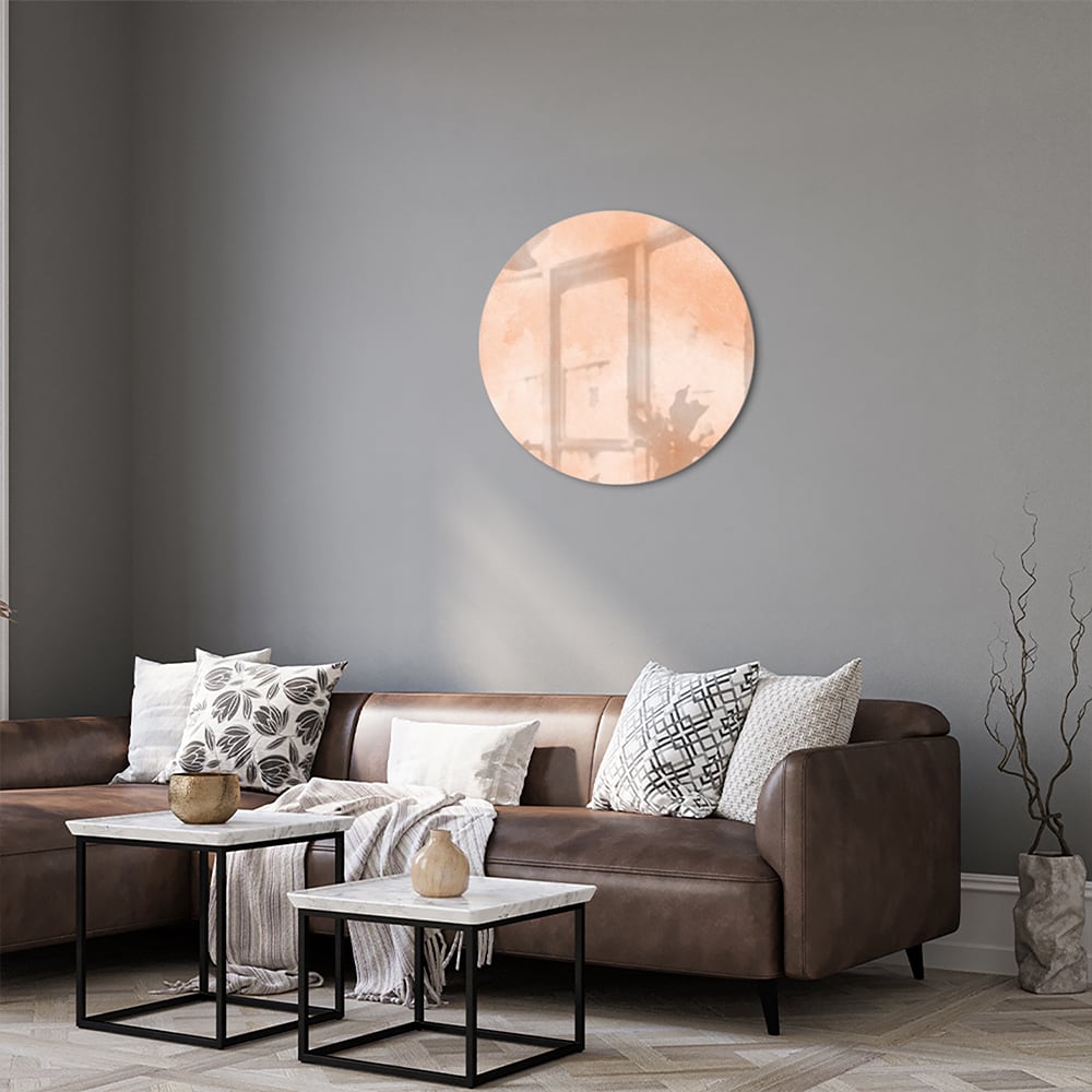Glas schilderij in warme aardetinten hangt boven een houten kast in een moderne woonkamer.