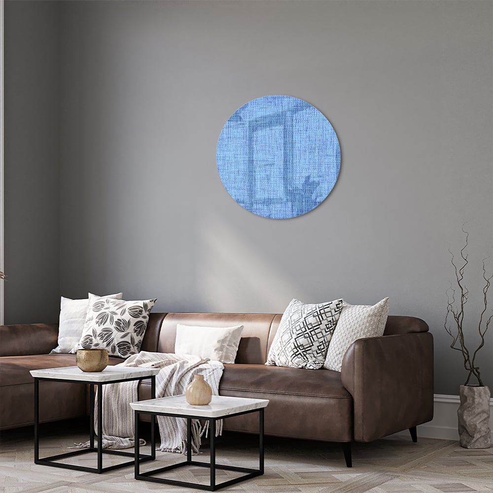 Blauw glazen schilderij aan de muur in een moderne woonkamer