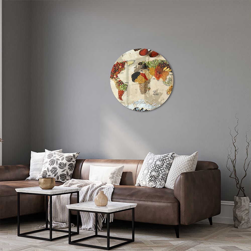 Kleurrijk glazen schilderij met een artistieke weergave van fruit en specerijen aan de muur.