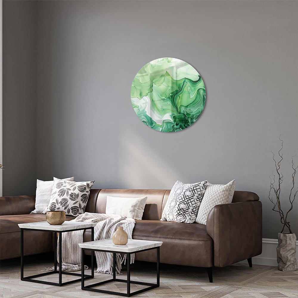 Een groen marmeren glazen schilderij dat hangt boven een kast in een moderne woonkamer.