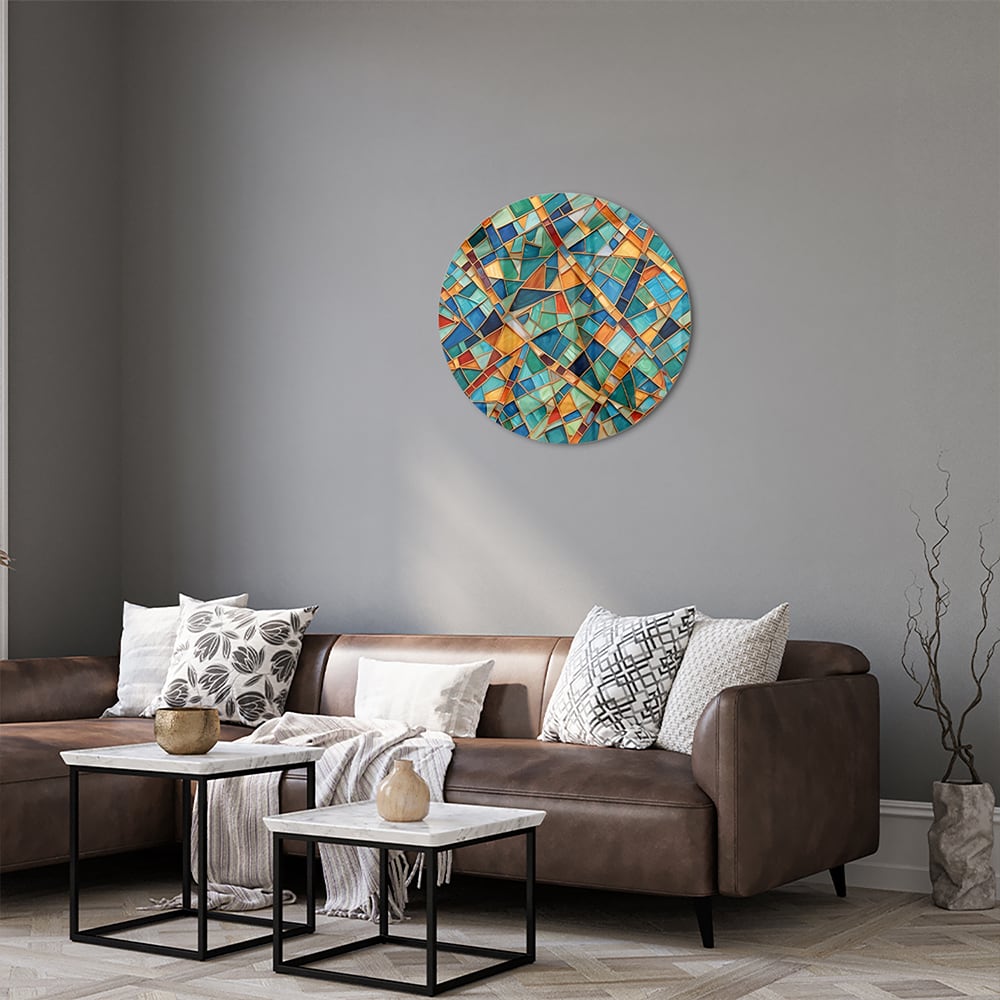 Kleurrijk abstract glazen schilderij aan de muur boven een houten meubel.