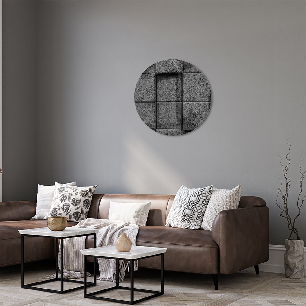 Abstract donker glazen schilderij aan een witte muur in een moderne woonkamer