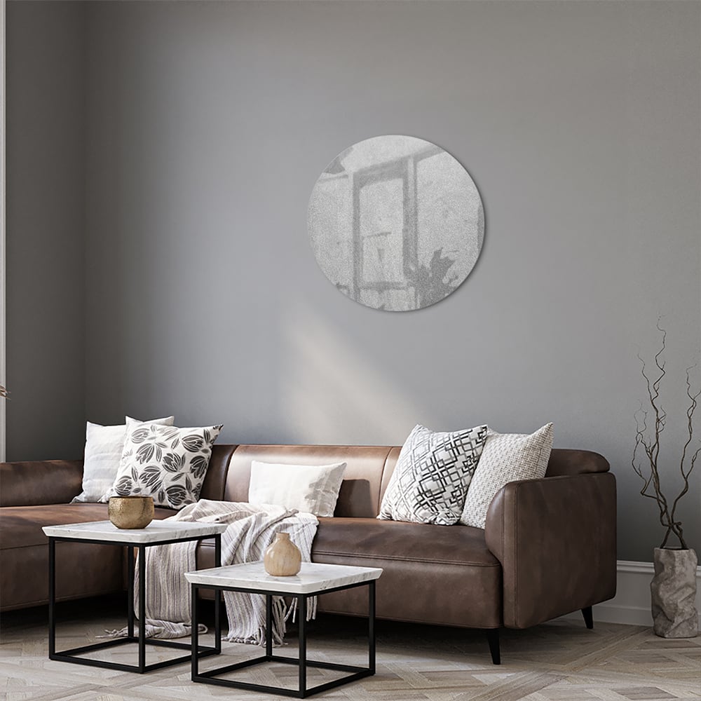 Minimalistisch glazen schilderij met handafdrukken aan de muur.