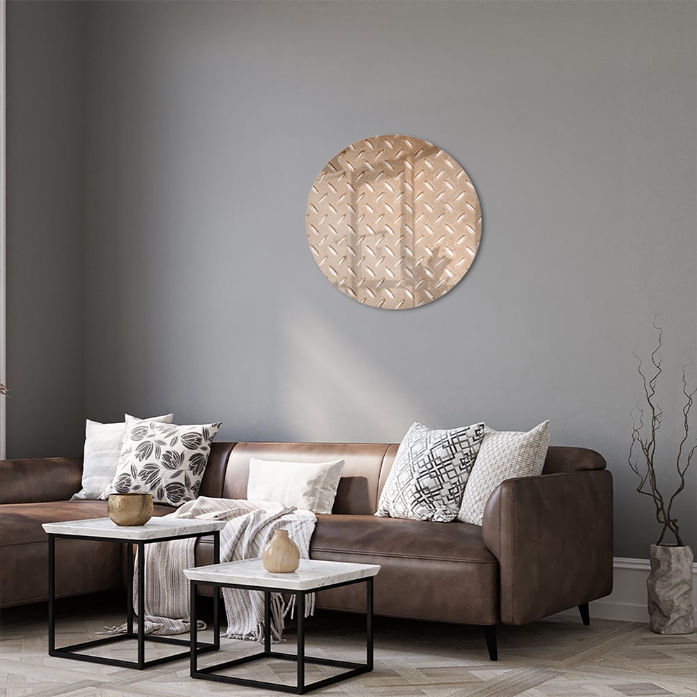 Glazen schilderij met een geometrisch patroon aan de muur in een stijlvolle kamer.