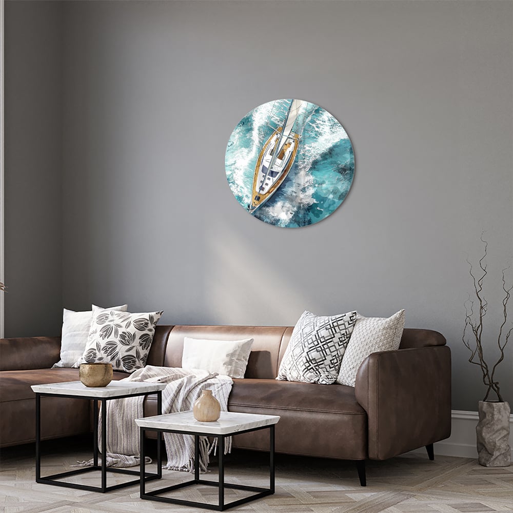 Glazen schilderij van een jacht die over een turquoise zee vaart.