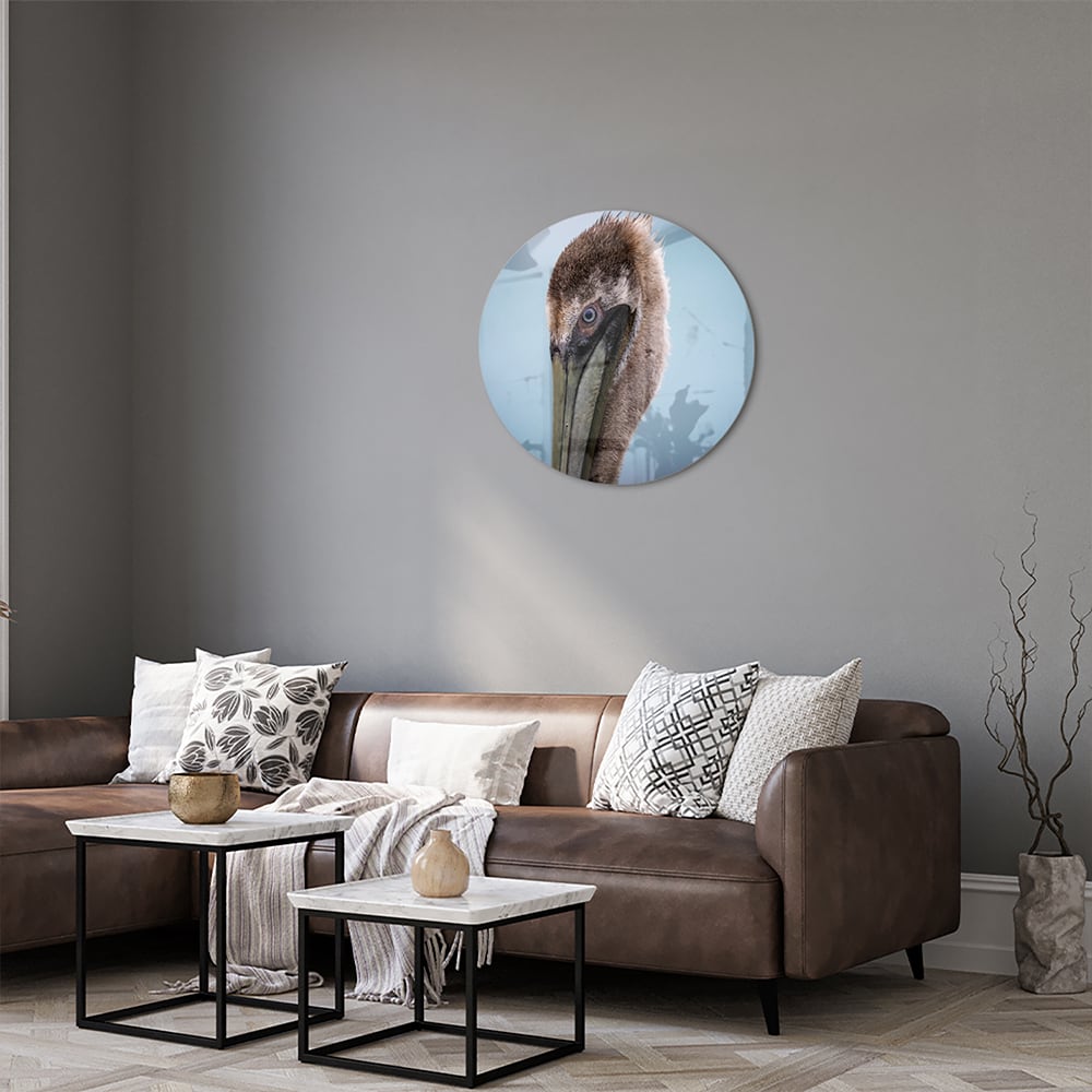 Glazen schilderij van een pelikan met een elegant design in een moderne woonkamer.