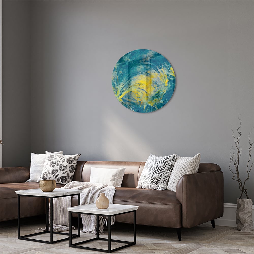 Abstract glazen schilderij met blauw en geel dat aan de muur hangt
