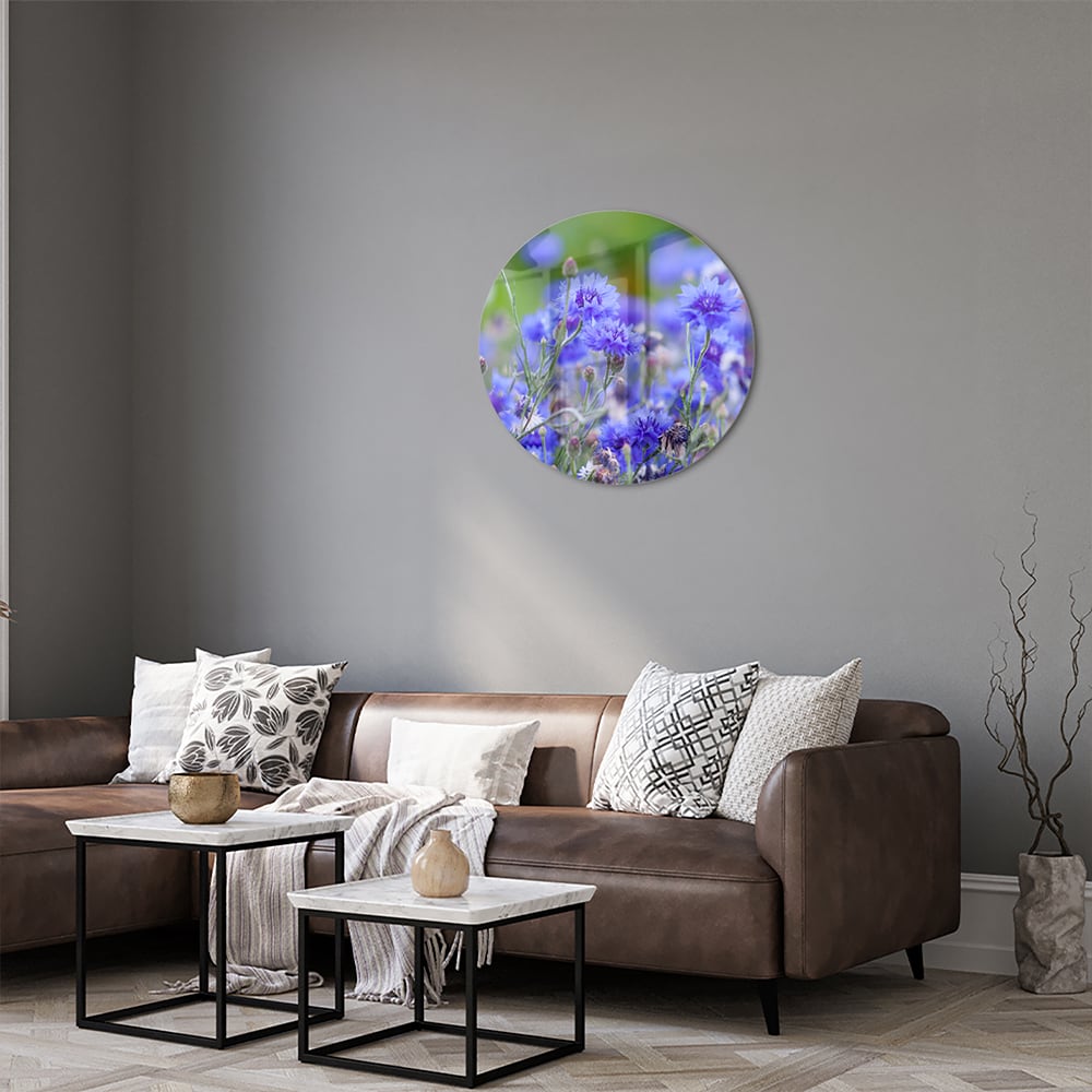 Glazen schilderij met paarse bloemen aan de muur in een lichte woonkamer.