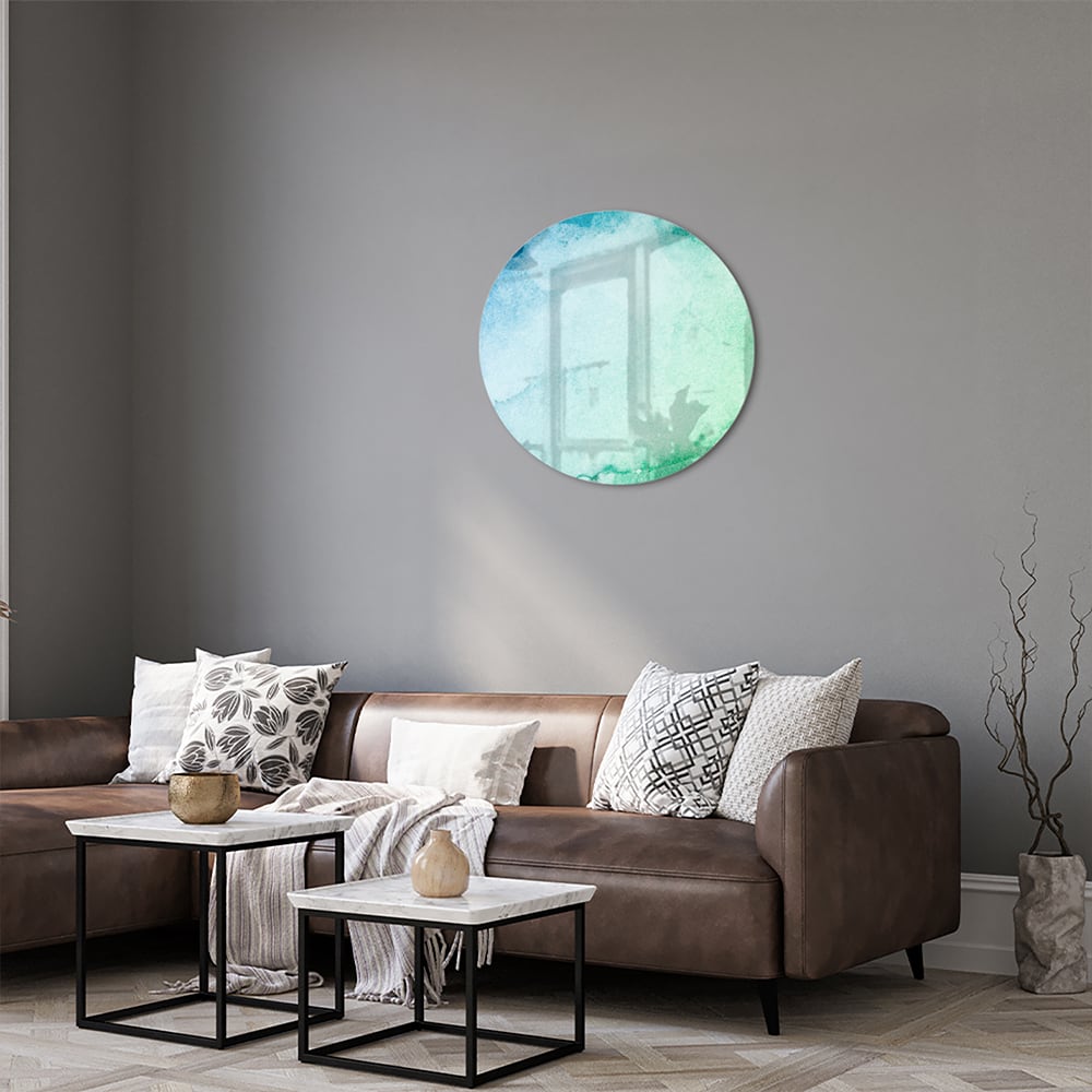 Abstract glazen schilderij in diverse tinten blauw en groen aan de muur.