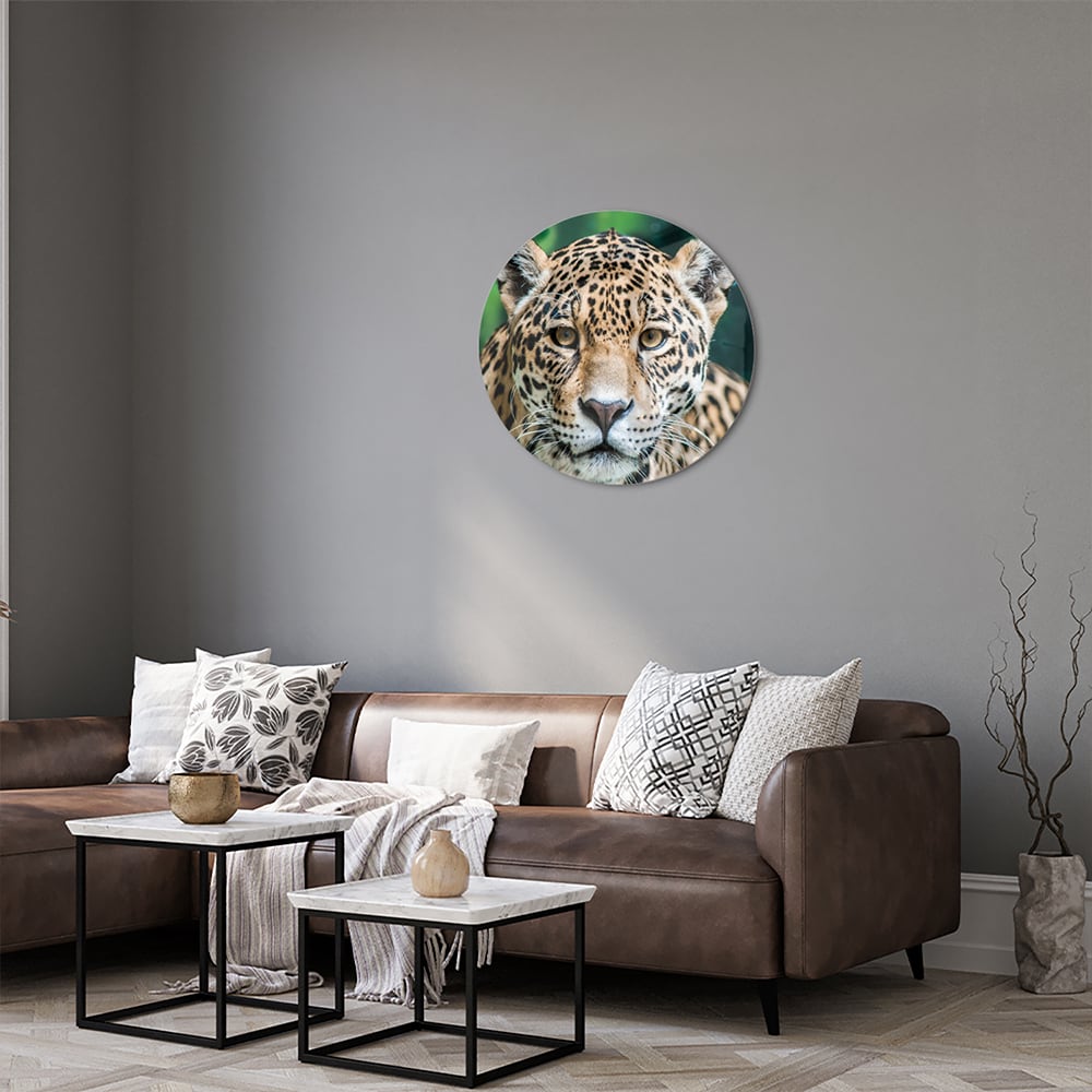 Glazen schilderij van een jaguar dat aan de muur hangt in een moderne woonkamer.