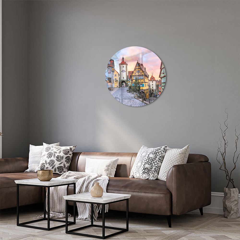 Glazen schilderij van een pittoreske straat met historische gebouwen en pastelkleuren
