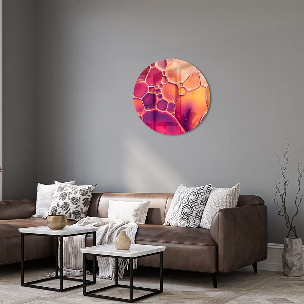 Abstract glazen schilderij met warme tinten in een interieur.