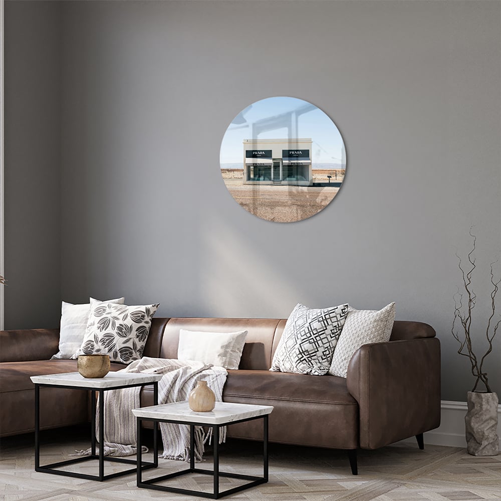 Glazen schilderij van een woestijnlandschap met moderne architectuur