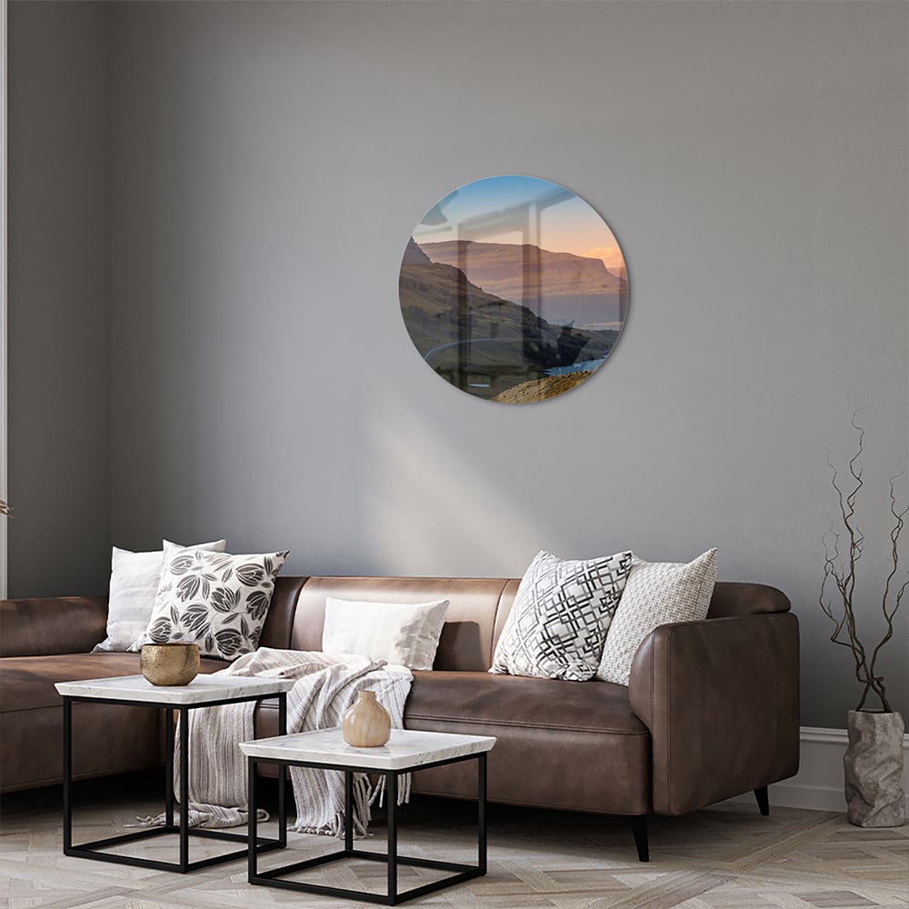 Glazen schilderij met uitzicht op bergen en een rivier in een modern interieur.