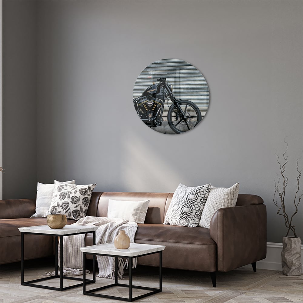 Glazen schilderij van een motor, perfect voor wanddecoratie in een modern interieur.