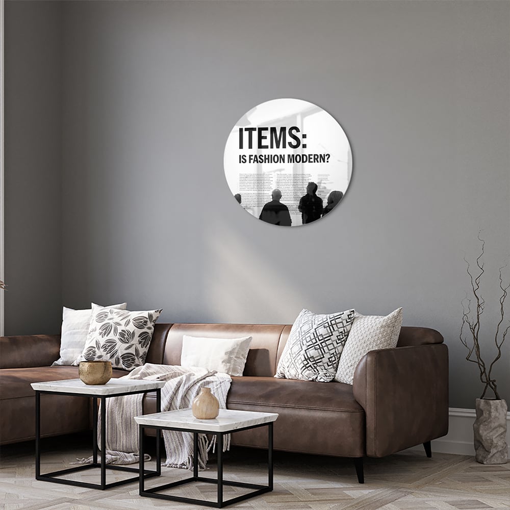 Glazen schilderij met de tekst 'ITEMS: IS FASHION MODERN?', stijlvol gepresenteerd boven een houten meubel.