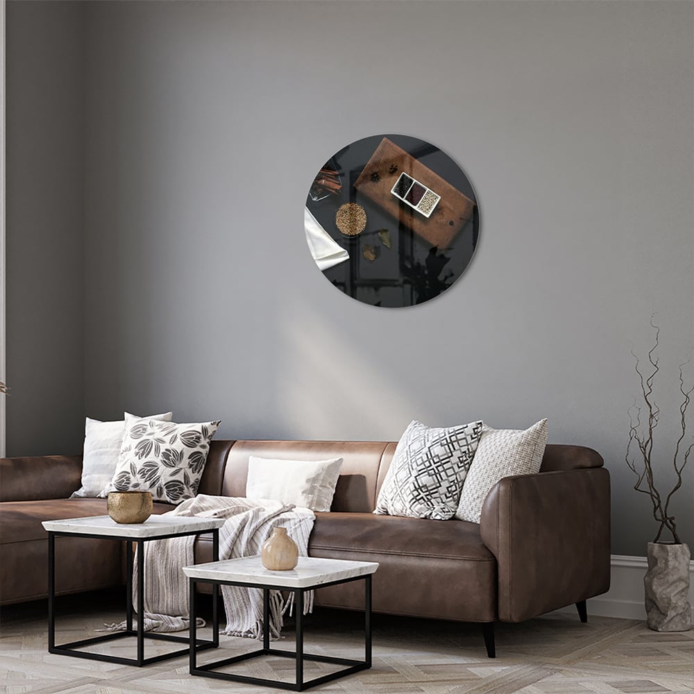 Glazen schilderij met een houten plank, koffie en notities op een tafel