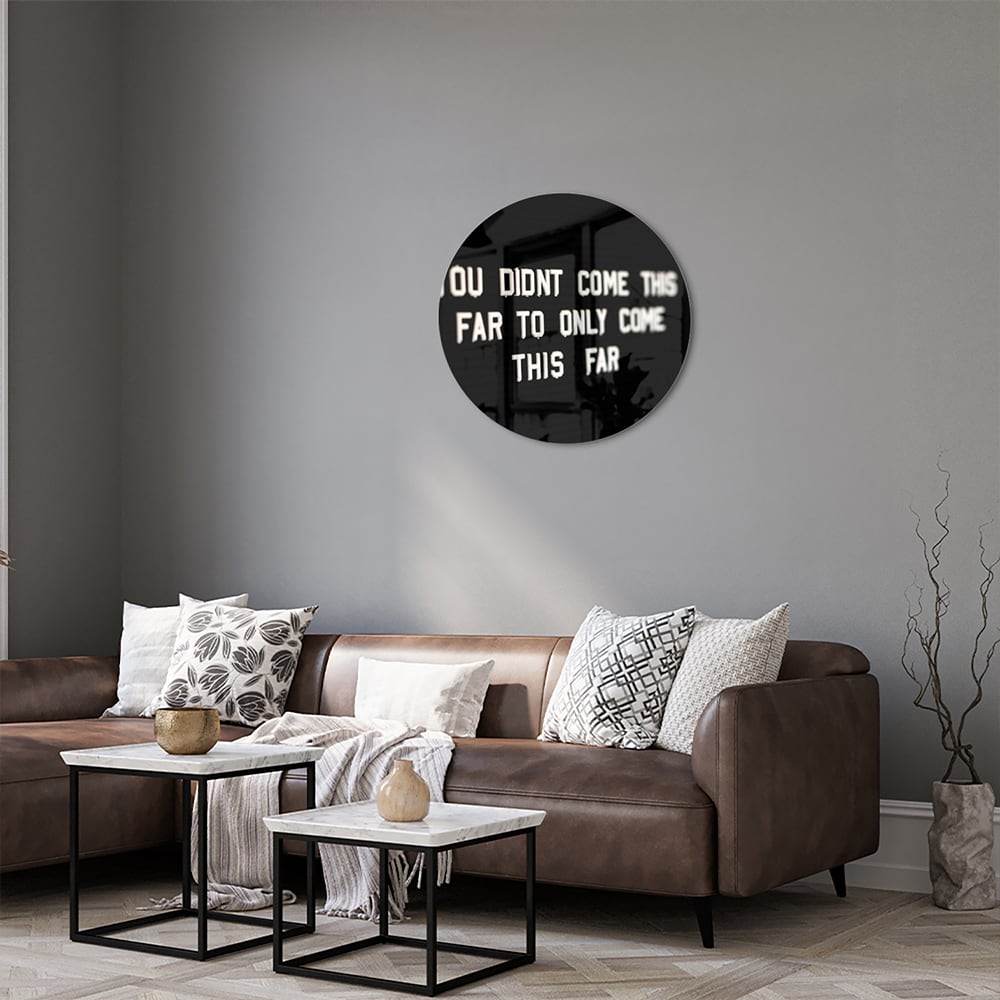 Glazen schilderij met inspirerende quote in een lichte woonkamer