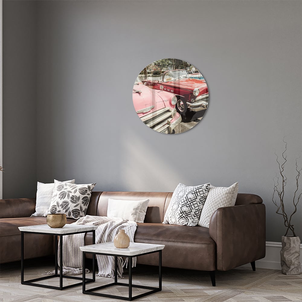 Glazen schilderij met retro auto's in roze, rood en blauw, perfect voor moderne interieurs.
