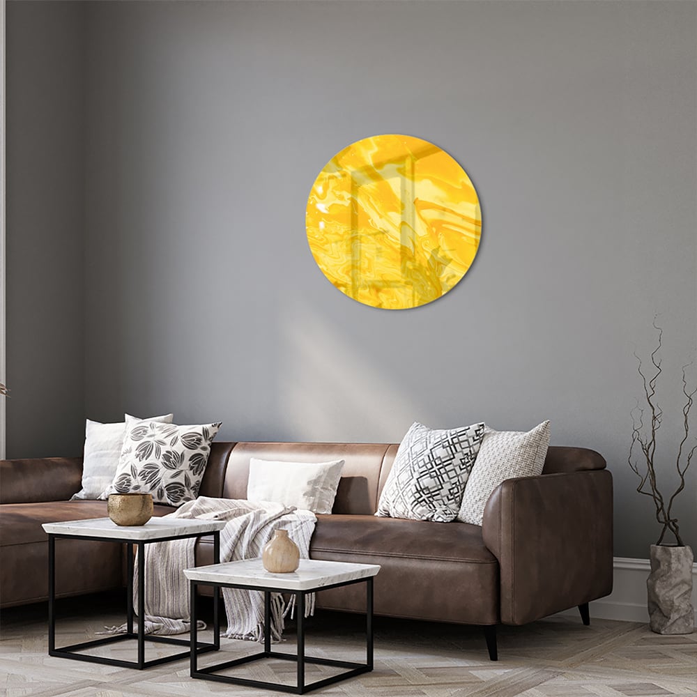 Abstract geel glazen schilderij aan de muur in een moderne woonkamer.