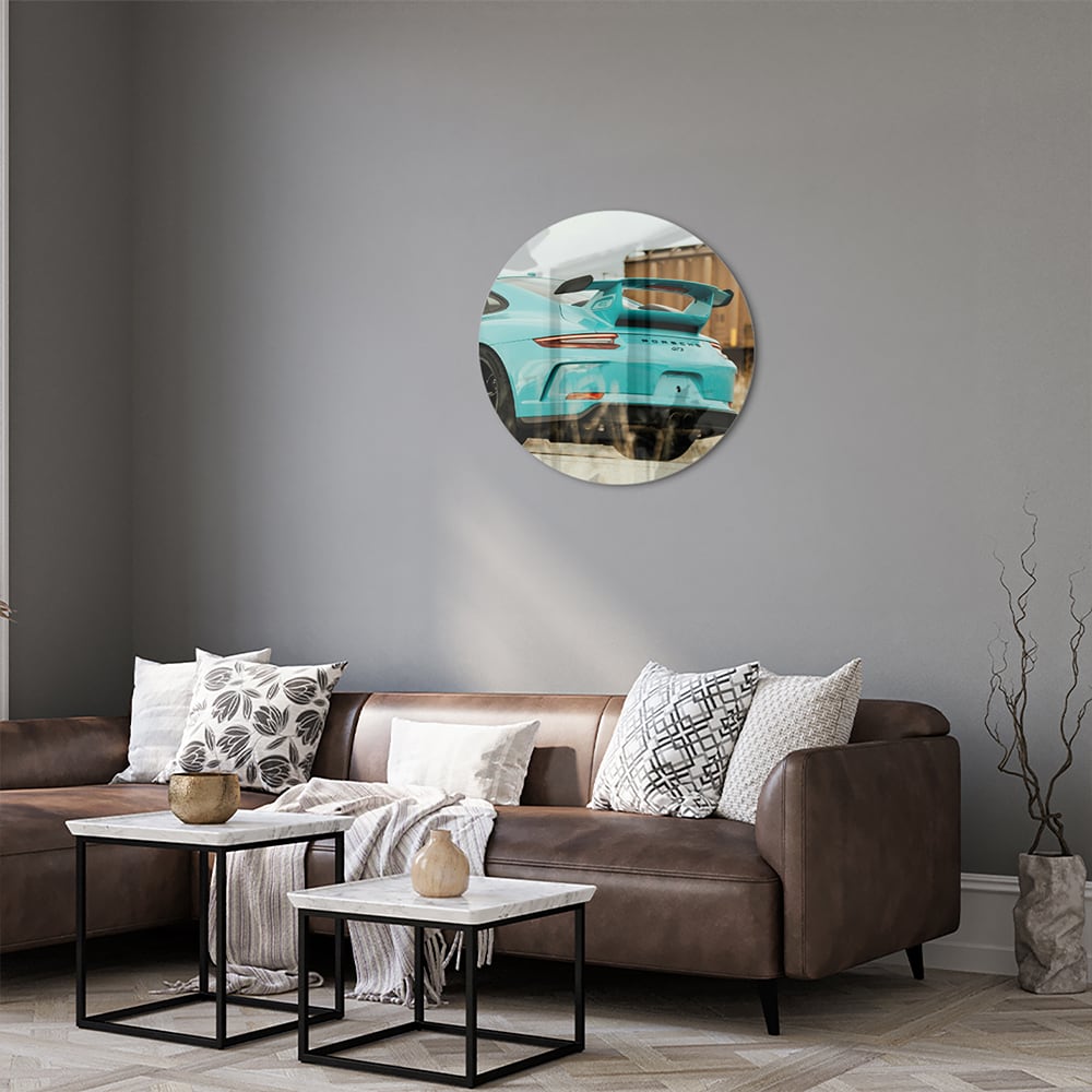 Glazen schilderij van een turquoise sportauto aan de muur in een moderne woonkamer
