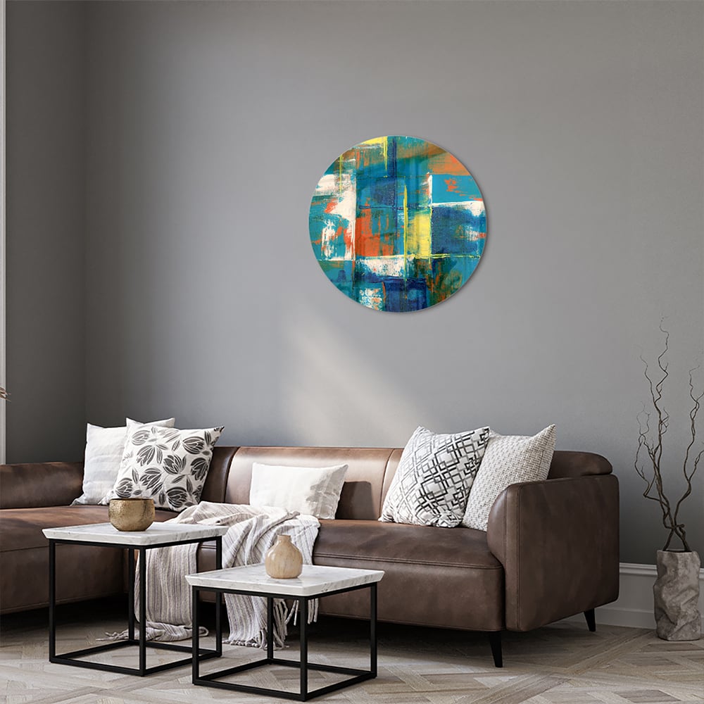 Kleurrijk abstract glazen schilderij in turquoise en oranje, genstalleerd in een moderne woonkamer.