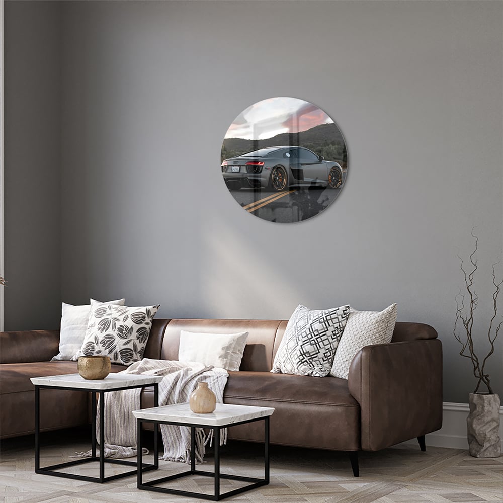 Glazen schilderij van een sportwagen afgebeeld in de natuur met bergen op de achtergrond.