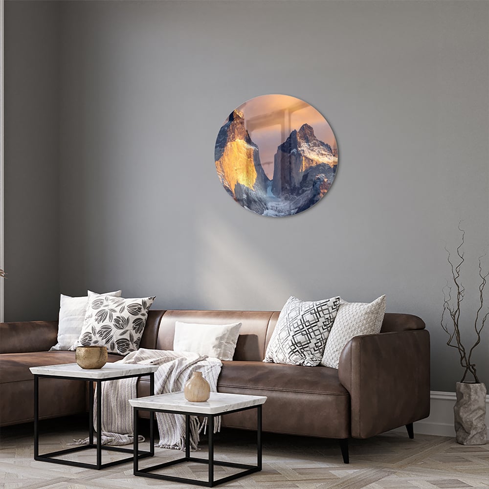 Een glazen schilderij van majestueuze bergen met gouden ochtendlicht