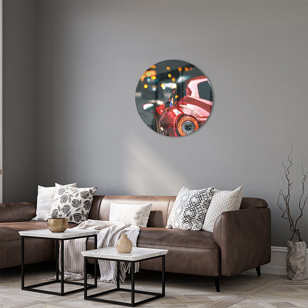 Glazen schilderij van een rode auto in een stedelijke omgeving