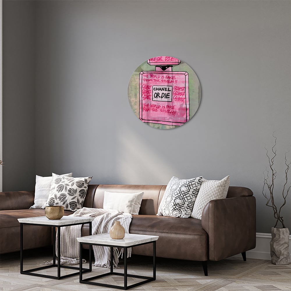 Glazen schilderij met de tekst 'Chanel or Die' in felle kleuren aan de muur.