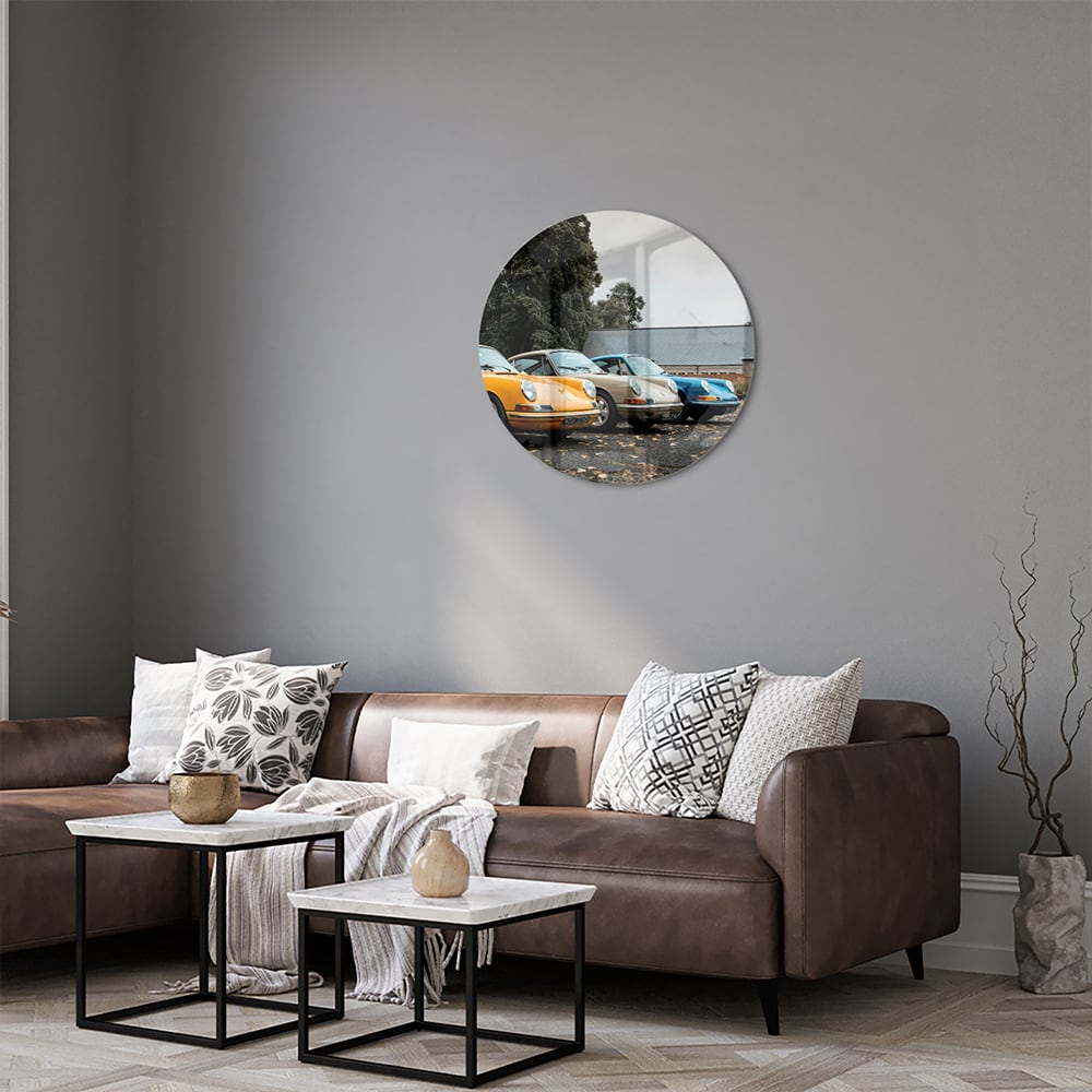 Glazen schilderij van een gele auto in een moderne woonkamer