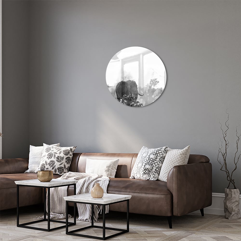 Zwart-wit glazen schilderij van een olifant aan de muur in een modern interieur.