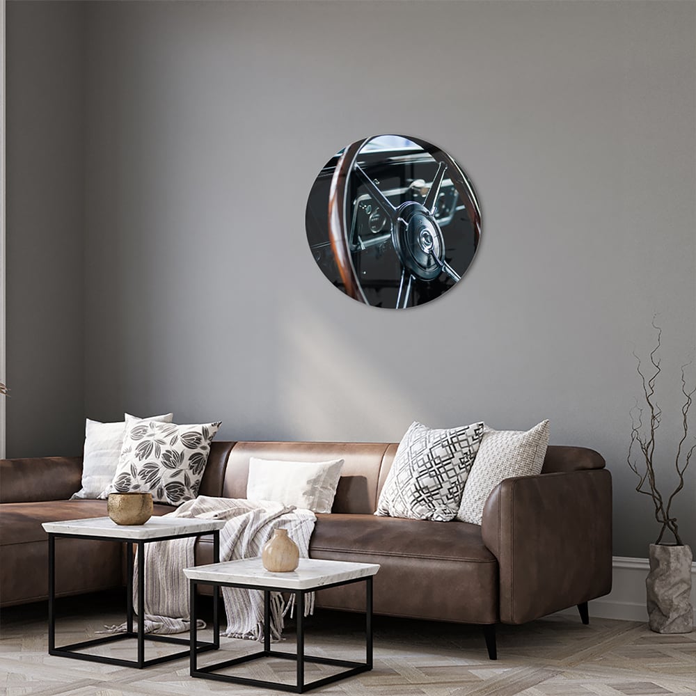 Glazen schilderij van een vintage autostuur aan de muur