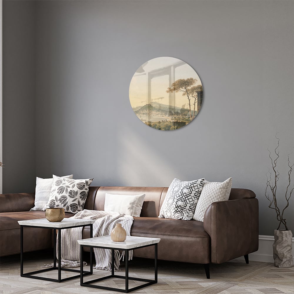 Glazenschilderij van een rustiek landschap met bergen en zonsopgang.