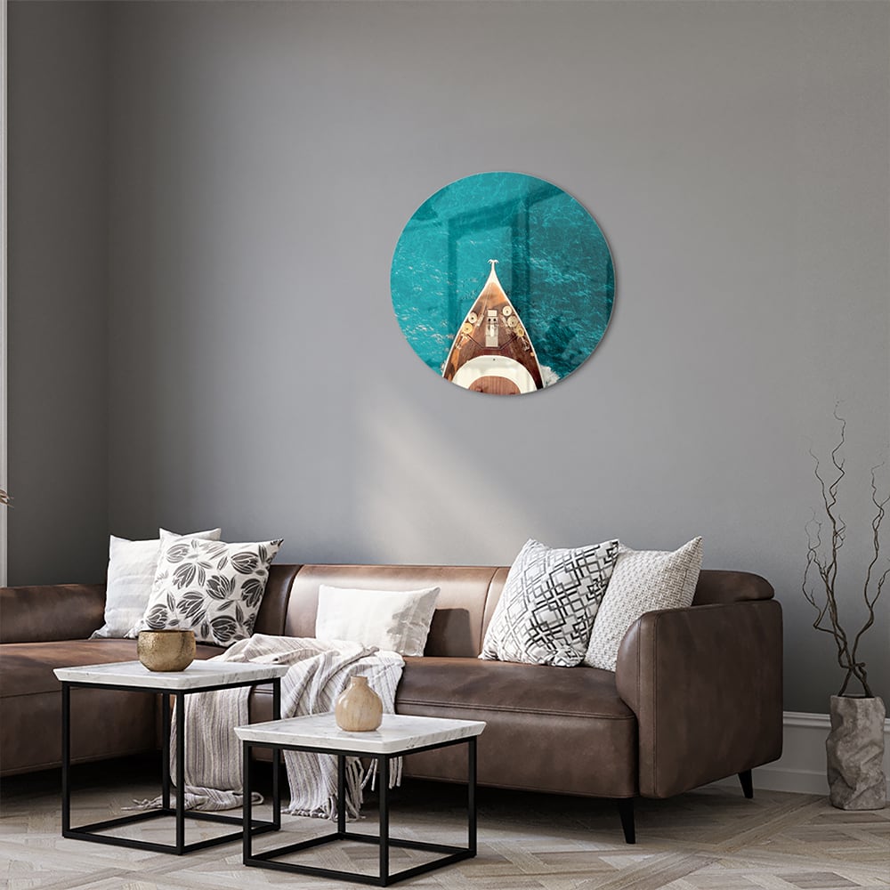 Glazen schilderij van een boot die boven helder turquoise water ligt.