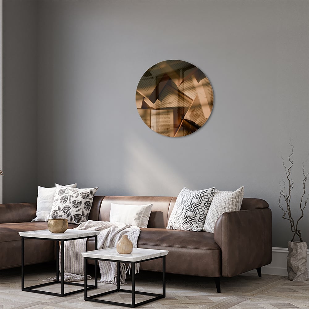 Glazen schilderij met abstracte vormen in moderne woonkamer