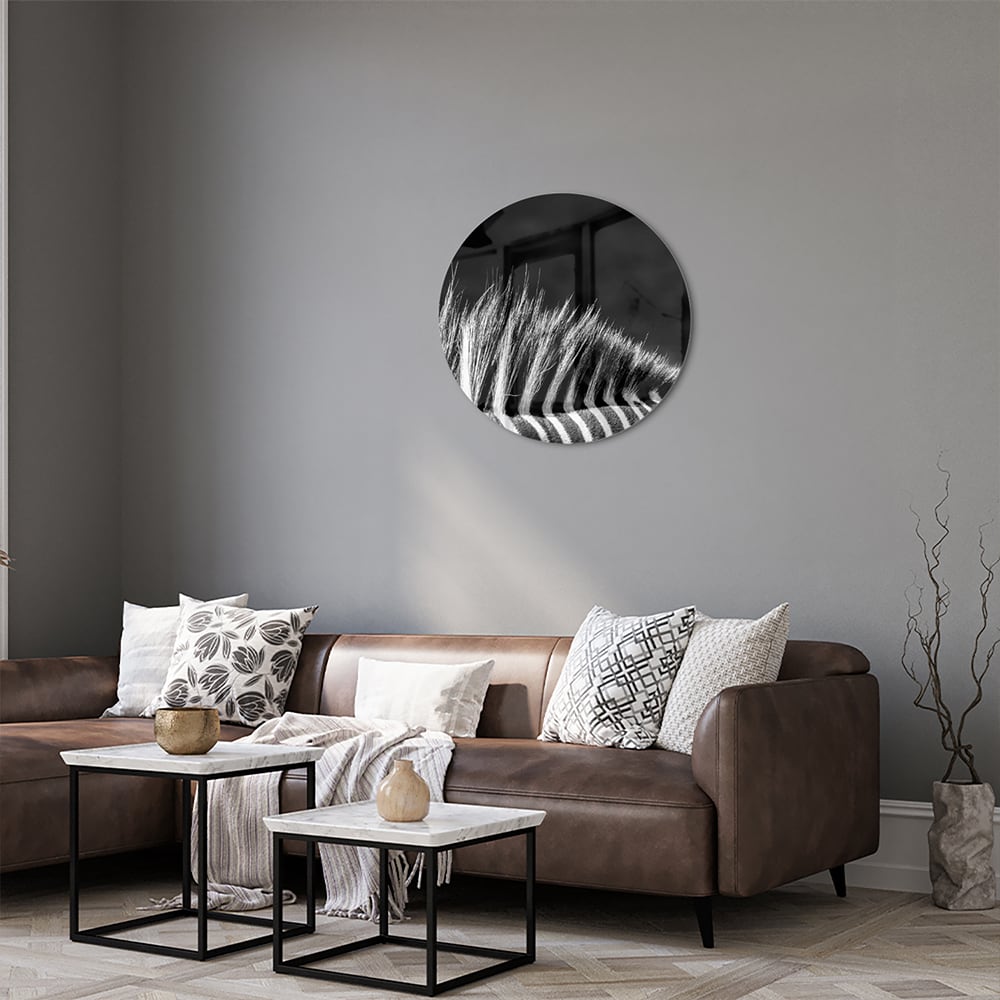 Een modern zwart-wit glazen schilderij met naadloze lijnen aan de muur.