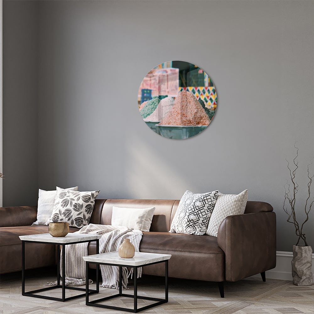 Kleurrijk glazen schilderij met verschillende specerijen in schalen